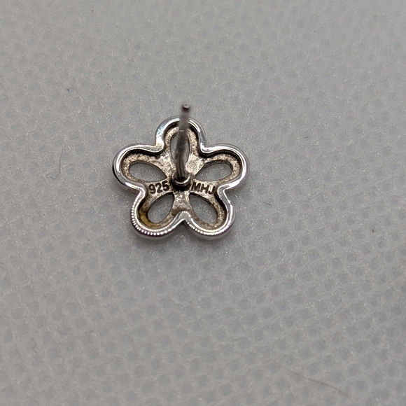 Chic Silver Floral Earrings - Picture 4 of 5